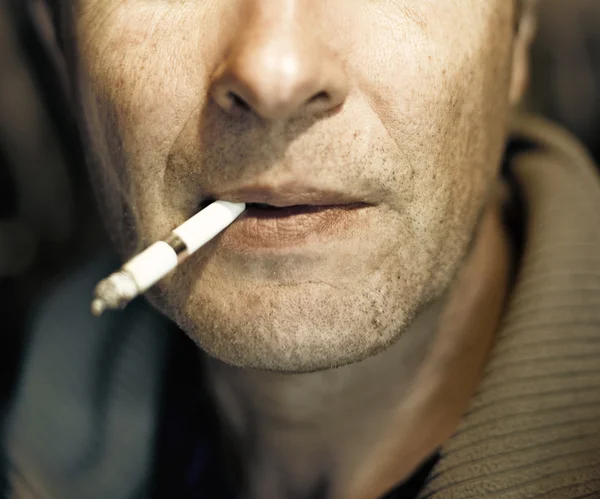 Людина з сигаретою крупним планом портрет — стокове фото