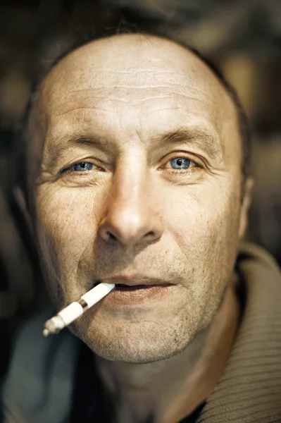 Άνθρωπος με ένα τσιγάρο close-up πορτρέτο — Φωτογραφία Αρχείου