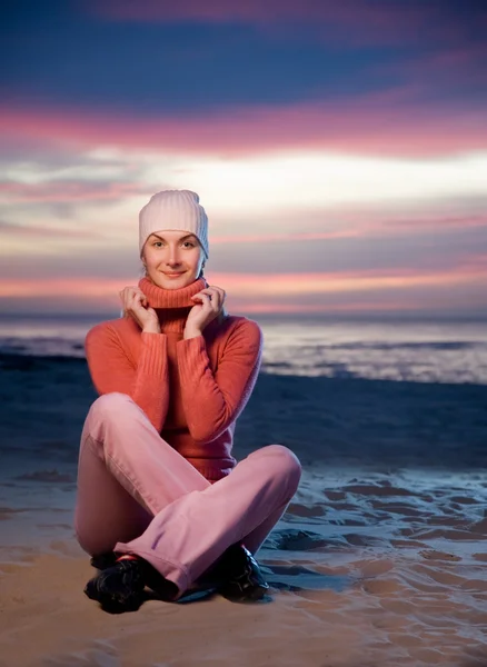 Mulher bonita relaxante em uma praia à noite — Fotografia de Stock