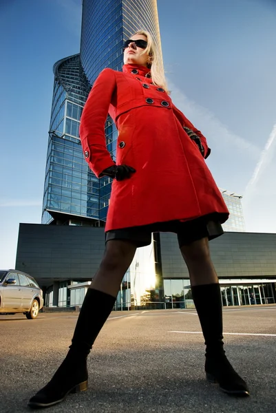 屋外美しいの若いブロンドの女性 彼女の背後に近代的な建物 — ストック写真