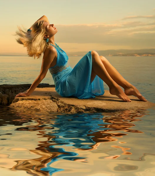 性感的年轻女性 拍打着她的金发附近海洋 — 图库照片