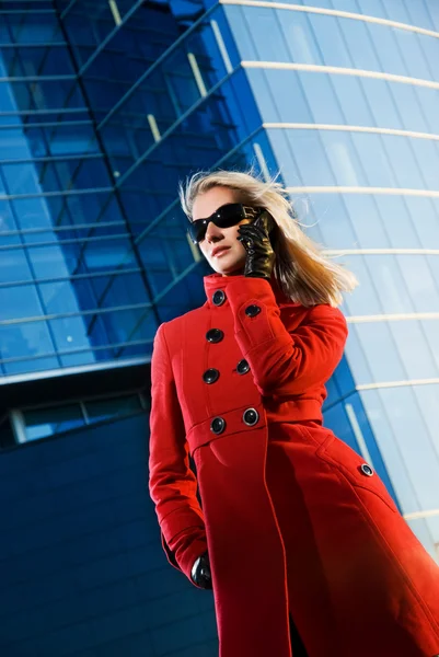 Schöne Junge Blondine Telefoniert Modernes Gebäude Hinter Ihr — Stockfoto