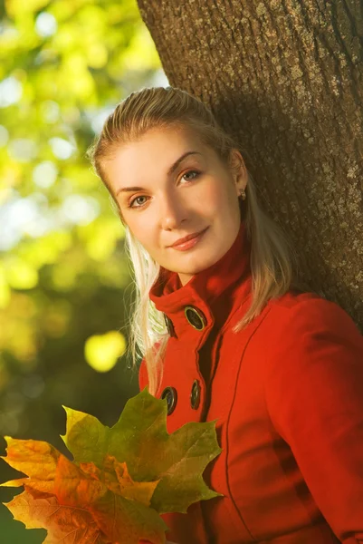 Mulher Loira Bonita Com Folhas Outono Livre — Fotografia de Stock