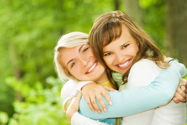 Twee mooie jonge vrouwen buitenshuis — Stockfoto