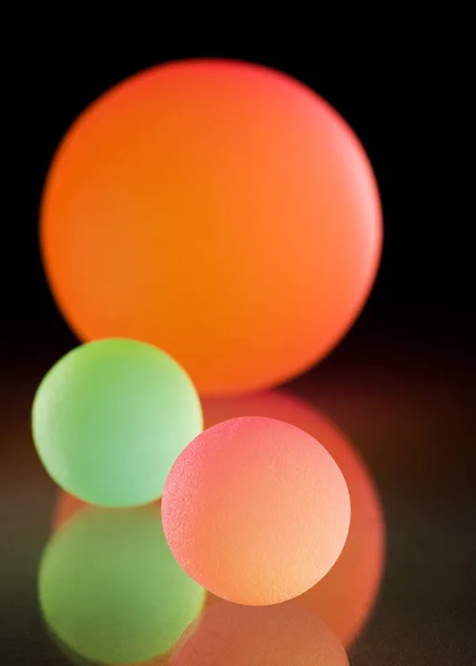 Elegantes bolas de colores con reflejo. Aislado sobre fondo negro — Foto de Stock
