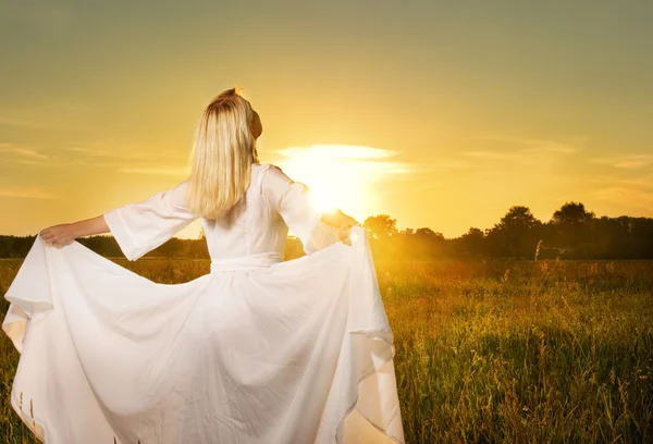 Piękna Kobieta Polu Zachodzie Słońca — Zdjęcie stockowe