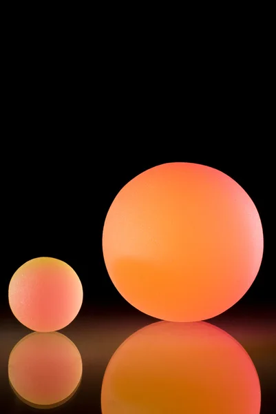 Bolas coloridas elegantes com reflexão. Isolado em preto backgr — Fotografia de Stock