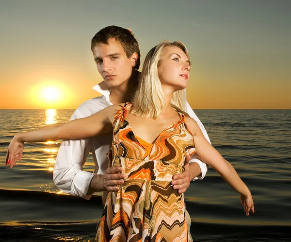 Casal Jovem Dançando Perto Oceano Pôr Sol — Fotografia de Stock