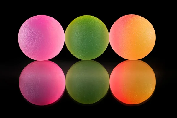 Bolas coloridas elegantes com reflexão. Isolado em preto backgr — Fotografia de Stock