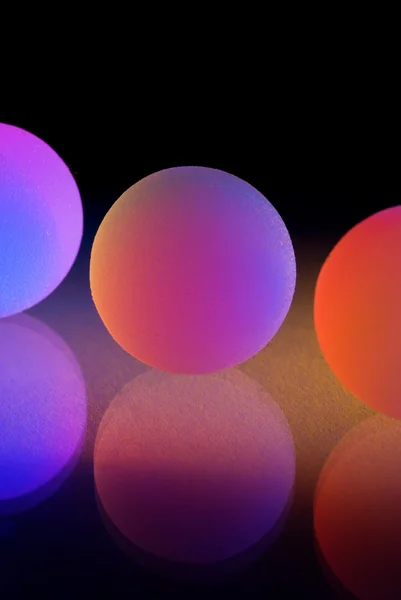 Стильні барвисті кульки з відображенням. Ізольовані на чорному фоні — стокове фото