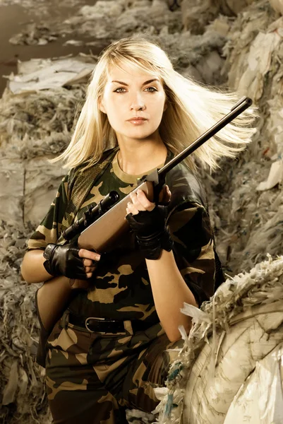 Mooie Vrouw Soldaat Met Een Sniper Rifle — Stockfoto
