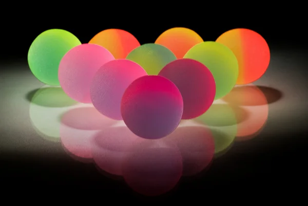 Bolas Coloridas Elegantes Com Reflexão Isolado Fundo Preto — Fotografia de Stock