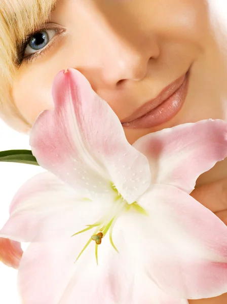 Beautuful žena s růžové lilie — Stock fotografie