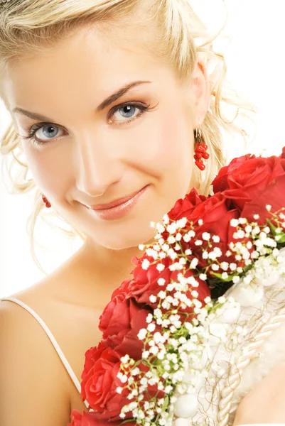 Прекрасная Невеста Прячется Роскошным Букетом Роз — стоковое фото