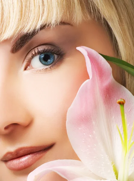 Beautuful Woman Pink Lily — Stock Photo, Image
