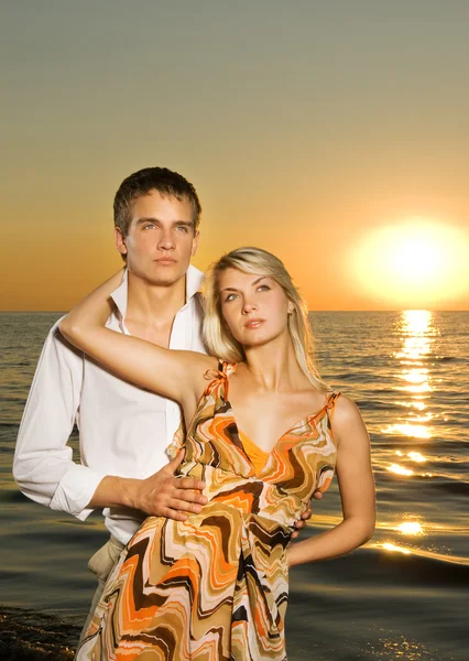 Młoda Para Miłości Pobliżu Oceanu Zachodzie Słońca — Zdjęcie stockowe