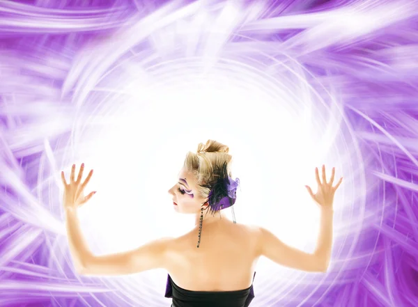 Schöne Frau über abstrakten lila Hintergrund — Stockfoto
