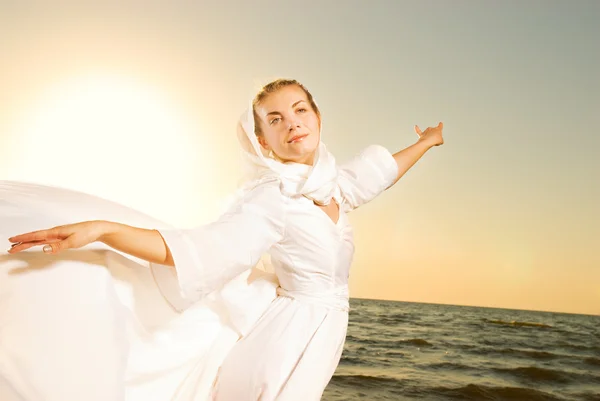 Krásná Mladá Žena Tančí Pláži Při Západu Slunce — Stock fotografie