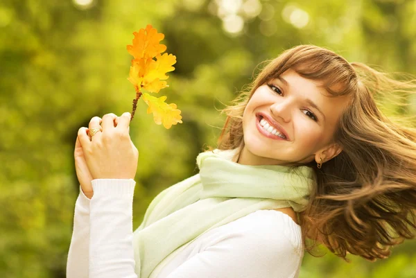 Bella bruna romantica con foglia d'autunno dorata primo piano por — Foto Stock