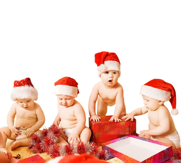 Grupp Bedårande Småbarn Jul Hattar Packning Presenterar Isolerad Vit Bakgrund — Stockfoto