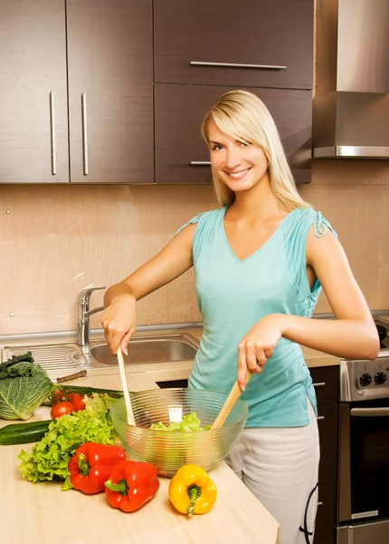 Vacker ung kvinna blanda grönsaker sallad i en skål — Stockfoto