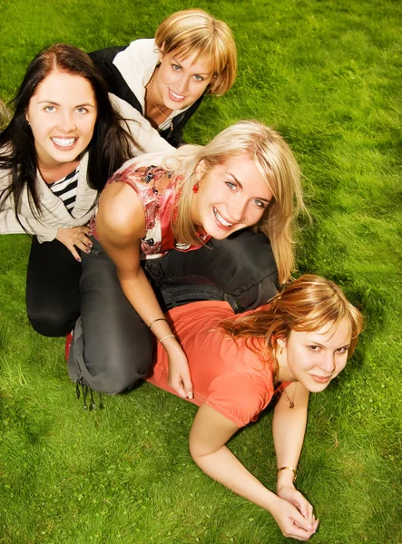 Группа Счастливых Друзей Веселится Открытом Воздухе — стоковое фото
