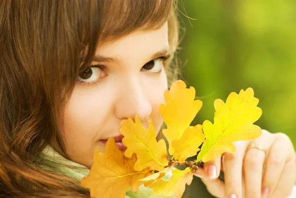 Mooie Romantische Brunette Met Gouden Herfst Blad Close Portret — Stockfoto