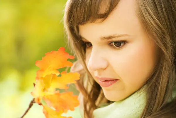 Linda morena com folhas de outono close-up retrato — Fotografia de Stock