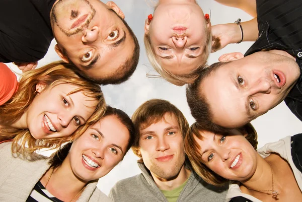 Groep gelukkige vrienden maken grappige gezichten — Stockfoto
