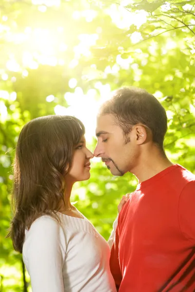 Jovem casal apaixonado ao ar livre. Retrato de close-up — Fotografia de Stock