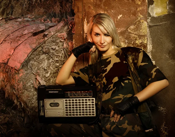 美丽的女战士与复古音乐播放器 — 图库照片