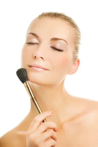 Mulher Bonita Com Uma Escova Maquilhagem Isolado Sobre Fundo Branco — Fotografia de Stock