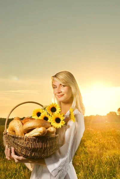 Krásná Mladá Žena Koš Plný Čerstvých Upečeného Chleba — Stock fotografie