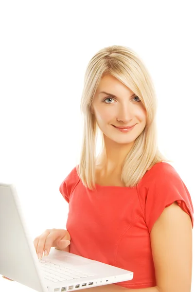ノート パソコンで美しい若い女性 白い背景で隔離 — ストック写真