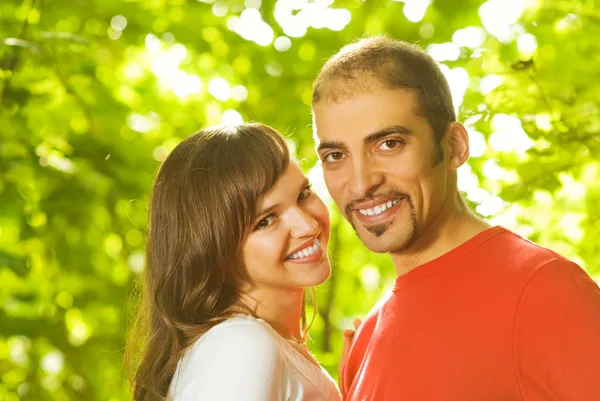 屋外の愛の若いカップル クローズ アップの肖像画 — ストック写真