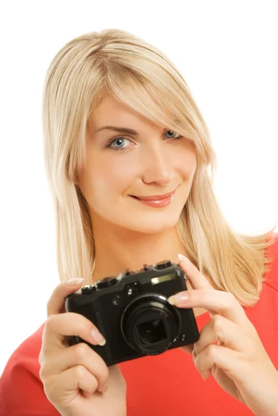 Όμορφη χαμογελαστό γυναίκα με ψηφιακή φωτογραφική μηχανή. απομονώνονται σε λευκό β — Φωτογραφία Αρχείου