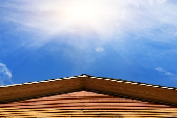 Arkasında Bir Güneş Ile Bina Nın Çatı Mavi Gökyüzü — Stok fotoğraf