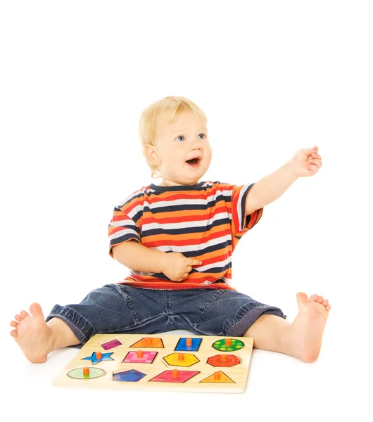 Hermoso niño pequeño jugando juego intelectual. Aislado en whi —  Fotos de Stock