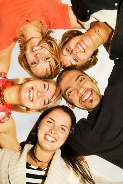 Grupp lycklig vänner står i cirkel — Stockfoto