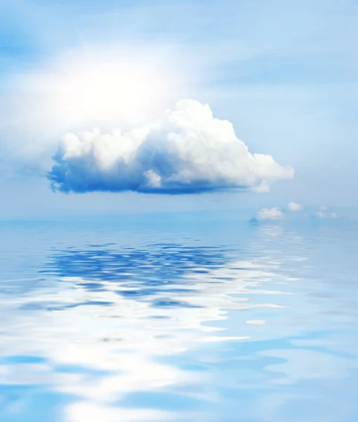 Küçük Bulut Suya Yansıyan Güneş — Stok fotoğraf