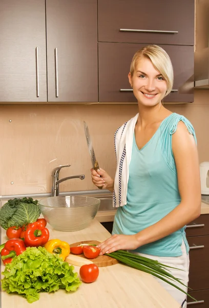 Vacker ung kvinna att göra vegetarisk grönsakssallad — Stockfoto