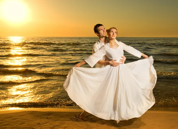 Mladý Pár Lásce Poblíž Moře Při Západu Slunce — Stock fotografie