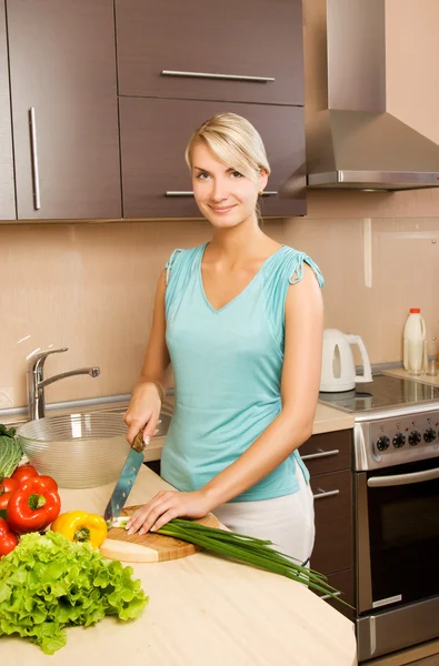Güzel bir genç kadın vejetaryen sebze salatası yapmak — Stok fotoğraf