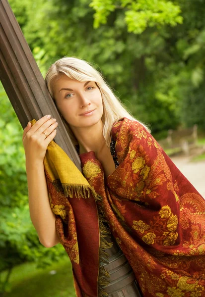 Schöne junge Frau entspannt sich in einem Park — Stockfoto