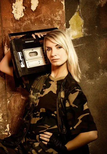 レトロな音楽プレーヤーを持つ美しい女性兵士 — ストック写真
