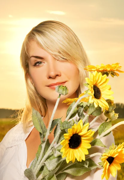 Ung Vacker Kvinna Med Bukett Solrosor Fältet Vid Solnedgången — Stockfoto