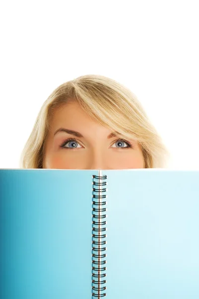 Estudante bonito com caderno azul isolado em backgroun branco — Fotografia de Stock