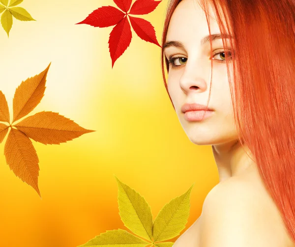 Vacker ung kvinna över abstrakt hösten bakgrund — Stockfoto