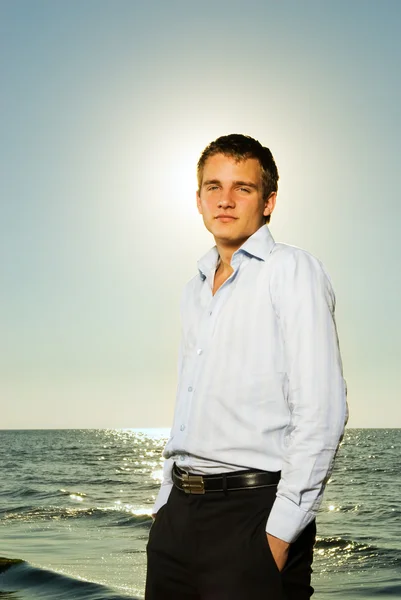 Jóképű üzletember, közel az óceán — Stock Fotó
