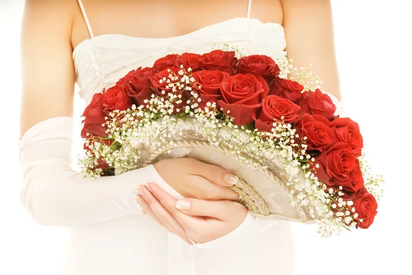 Bella sposa con un lussuoso boquet di rose rosse. Isolato su w — Foto Stock